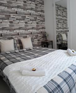 um quarto com uma cama grande e uma parede de tijolos em Nadine Penthouse Studio em Nápoles