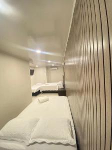 um pequeno quarto com duas camas em Borabora hotel em San Andrés