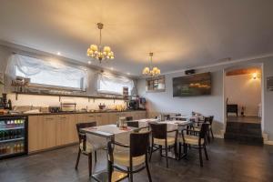Kuchyň nebo kuchyňský kout v ubytování Pytloun Wellness Travel Hotel