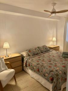 RadazulにあるLa casita de Mon - Radazulのベッドルーム(ベッド1台、椅子、ランプ付)