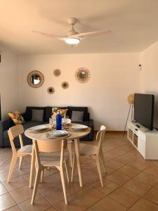 ein Wohnzimmer mit Tisch und Couch in der Unterkunft Villejs Fuerteventura in Lajares