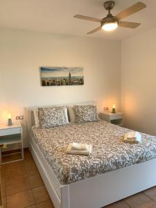 ein Schlafzimmer mit einem Bett mit Deckenventilator in der Unterkunft Villejs Fuerteventura in Lajares