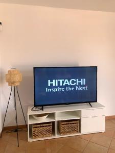 ein Flachbildfernseher auf einem weißen Entertainment-Center in der Unterkunft Villejs Fuerteventura in Lajares + 12 Fotos