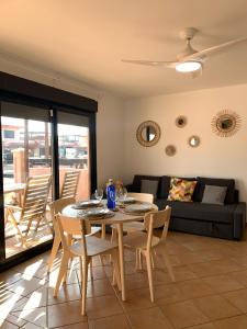 ein Wohnzimmer mit Tisch und Stühlen und einer Couch in der Unterkunft Villejs Fuerteventura in Lajares