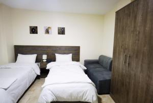 un soggiorno con 2 letti e un divano di Hospitality apartments a Wadi Musa
