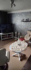 a living room with a coffee table and a tv at Fewo Leopold - Ferienwohnung 1 in Cuxhaven