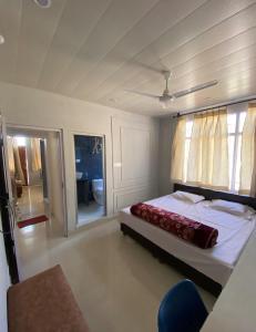 una camera con letto e finestra di Parvata Droni a Shimla