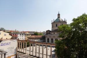 - un balcon offrant une vue sur la ville dans l'établissement Brera Apartments in Porta Ticinese, à Milan