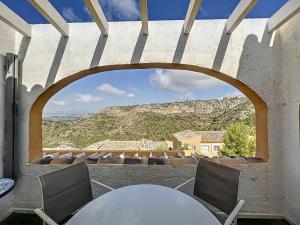 une arche sur une table et des chaises sur une terrasse dans l'établissement Apartment Casa Lieja - Cumbre del Sol, à Cumbre del Sol