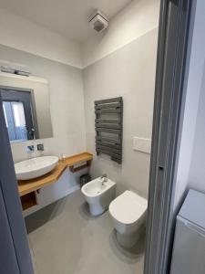 ein Badezimmer mit Toilette und Waschbecken in der Unterkunft Casa e Bottega in Manfredonia