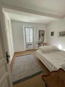 1 dormitorio con cama y ventana en Domaine de Cassan, en Lafare