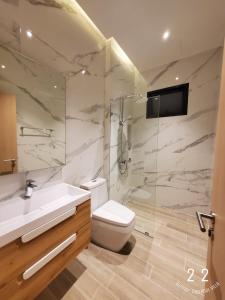 een badkamer met een wastafel, een toilet en een douche bij 22Pool villa Hua-Hin in Hua Hin