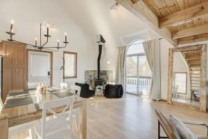 uma sala de estar com uma mesa de jantar e uma lareira em Intimate Apartment with Scenic Views em Baie-Saint-Paul