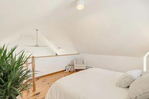 En eller flere senger på et rom på Intimate Apartment with Scenic Views