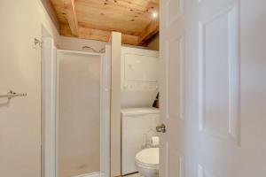 uma casa de banho com um WC e um chuveiro em Intimate Apartment with Scenic Views em Baie-Saint-Paul