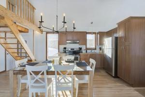 Intimate Apartment with Scenic Views的厨房或小厨房