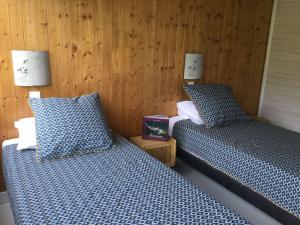 two beds sitting next to each other in a room at Appartement au Cœur de Ville : 6/8 personnes in Briançon