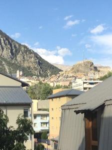 a city with buildings and a mountain in the background at Appartement au Cœur de Ville : 6/8 personnes in Briançon