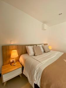 1 dormitorio con cama y mesita de noche con lámpara en Room in Guest room - Elegant And Sophisticated Suite, en Rionegro