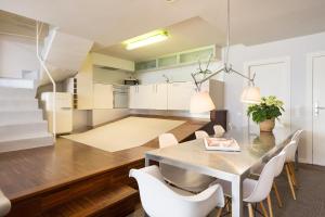 Η κουζίνα ή μικρή κουζίνα στο My Space Emirates - Modern Duplex with Private Garden and Swimming Pool +24 φωτογραφίες