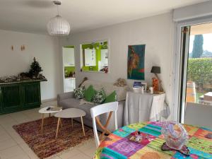 - un salon avec un canapé et une table dans l'établissement les Jardins du Ventoux, à Carpentras