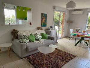 - un salon avec un canapé et une table dans l'établissement les Jardins du Ventoux, à Carpentras