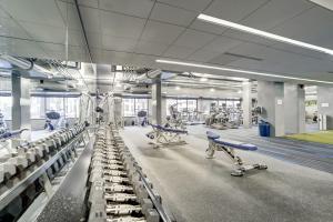 Centrul de fitness și/sau facilități de fitness de la Spacious 2 Bedrooms Apt @Crystal City With Gym