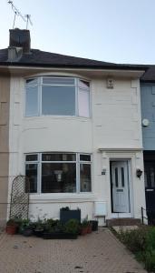 una casa blanca con muchas ventanas en Dryden Gardens en Edimburgo