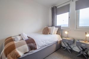 A bed or beds in a room at Park View-modern 2 bed apartment