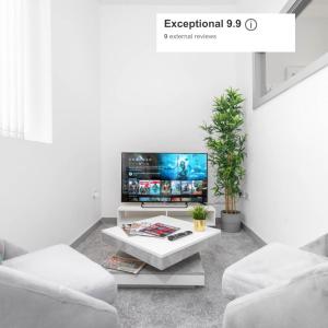 Brettell LaneにあるStylish Brierley Hill - 1 Bed Apt - Free Parking - Netflix & Wifi - 305Oのリビングルーム(テレビ、白い椅子2脚付)