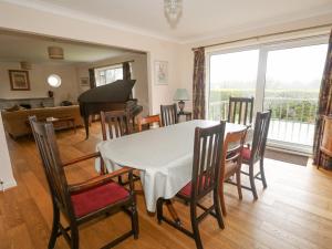 een eetkamer en een woonkamer met een tafel en stoelen bij Glyde House in Dorchester