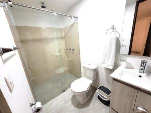 La salle de bains est pourvue d'une douche, de toilettes et d'un lavabo. dans l'établissement Exclusive Private Brand New-Room, à Bogotá
