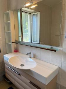 uma casa de banho com um lavatório e um espelho em Villa Karillos - b50282 em Marina di Camerota