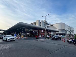 um parque de estacionamento com carros estacionados em frente a um edifício em Impact-Don Mueang Bangkok Popular Condo C4 em Pak Kret