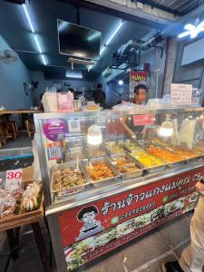 uma banca de alimentos com muitos tipos diferentes de alimentos em Impact-Don Mueang Bangkok Popular Condo C4 em Pak Kret