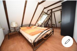 - une chambre avec un lit dans l'établissement Urlaubsoase und Meehr, à Hage