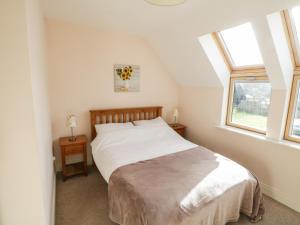 sypialnia z łóżkiem i oknem w obiekcie Sea Breeze Holiday Home w mieście Enniscrone