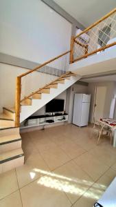 カウカイアにあるVidaBela Lofts Cumbuco CEのリビングルーム(階段付)、冷蔵庫が備わります。