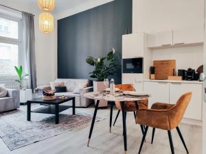 een keuken en een woonkamer met een tafel en stoelen bij o Loft Studio I 50qm I zentral & ruhig I Messe HBF nah in Essen