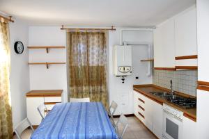 een kleine keuken met een tafel en een wastafel bij Casa Marina - Holiday Rental in Garda +18 foto's