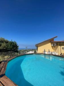 uma grande piscina em frente a uma casa em Villa Karillos - b50282 em Marina di Camerota