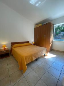 um quarto com uma cama e uma janela em Villa Karillos - b50282 em Marina di Camerota