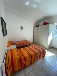 um quarto com duas camas num quarto em Villa Karillos - b50282 em Marina di Camerota