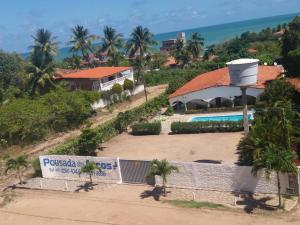 einen Luftblick auf ein Resort mit einem Pool in der Unterkunft Pousada dos Arcos e Condomínio in Conde