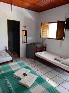 Cette chambre comprend deux lits. dans l'établissement Pousada dos Arcos e Condomínio, à Conde