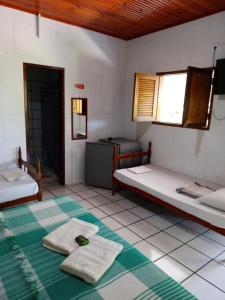 a room with two beds in a room with at Pousada dos Arcos e Condomínio in Conde