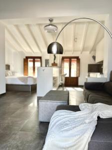 - un salon avec un canapé et un lit dans l'établissement La Buhardilla, à Altea