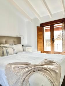 - une chambre avec un lit et une couverture dans l'établissement La Buhardilla, à Altea