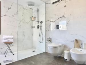 La salle de bains est pourvue d'une douche, de toilettes et d'un lavabo. dans l'établissement La Buhardilla, à Altea