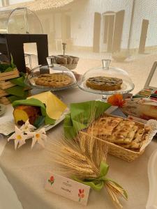 セニガッリアにあるNaturaverde Country Houseのパイなどの食べ物を載せたテーブル